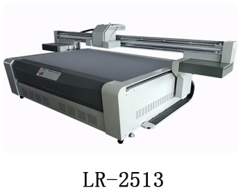 LR-2513通常我們也稱(chēng)為萬(wàn)能打印機(jī)，他是根據(jù)國(guó)際標(biāo)準(zhǔn)尺寸而來(lái)，加上這種uv機(jī)器不收材質(zhì)約束，差不多什么都可以打印，通常我們也稱(chēng)之為萬(wàn)能打印機(jī)